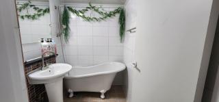 Daegu, Apsan, Room 2, Spacious Living Room, Emotional Dining, Pretty Bathtub, Parking Guaranteed - Daegu - 1