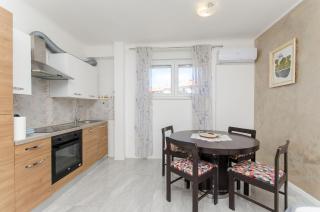 Elegant Luxury 2-Bedroom Apartment in Split City Center - Split - 9