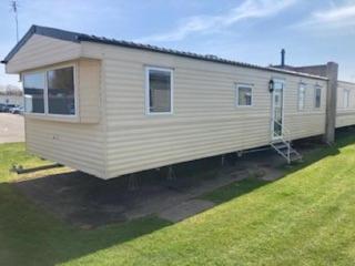 Lovely 8 Berth Caravan For Hire In Essex At Naze Marine Park Ref 17181P - Walton-on-the-Naze - 0