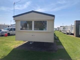 Lovely 8 Berth Caravan For Hire In Essex At Naze Marine Park Ref 17181P - Walton-on-the-Naze - 3