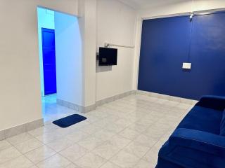 Royal blue apartment #06 - Mumbai - 2