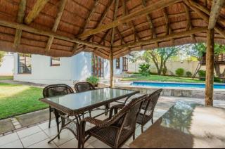 Charming Country Villa Sandton with Back Up Power & Water - Johannesburg - 7