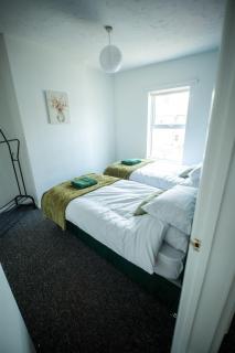 Spacious 3 Bedroom Home Near Beach & Town in Lowestoft by Eason Stays, ideal for weekend getaways and business travelers - with free parking! - Lowestoft - 0