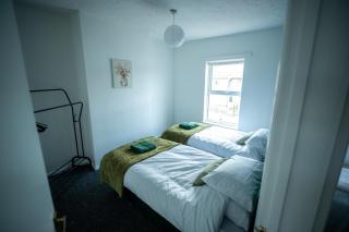 Spacious 3 Bedroom Home Near Beach & Town in Lowestoft by Eason Stays, ideal for weekend getaways and business travelers - with free parking! - Lowestoft - 8