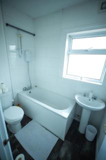 Spacious 3 Bedroom Home Near Beach & Town in Lowestoft by Eason Stays, ideal for weekend getaways and business travelers - with free parking! - Lowestoft - 6