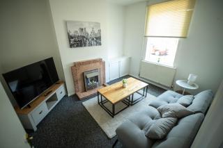 Spacious 3 Bedroom Home Near Beach & Town in Lowestoft by Eason Stays, ideal for weekend getaways and business travelers - with free parking! - Lowestoft - 4