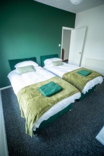 Spacious 3 Bedroom Home Near Beach & Town in Lowestoft by Eason Stays, ideal for weekend getaways and business travelers - with free parking! - Lowestoft - 2