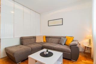 Flexible SelfCheckIns 97 - Zagreb - Garden - Parking- Loggia - 2 Bedrooms - 9