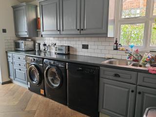 Queens Retreat, Stylish 3-bedroom, sleeps 6 guests, parking for 2 cars, Pet-friendly, a short walk to the castle, cathedral, bars, and restaurants - Lincoln - 7