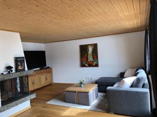 Newly Renovated 3 Bedroom Apartment with Beautiful Views - Gsteig - 8