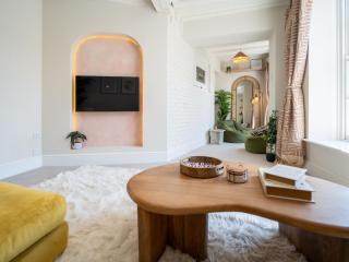 Trendy 2-bed escape in prime central location Pass the Keys - 4