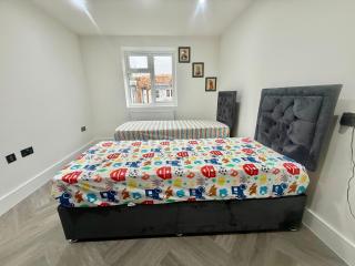 Side Separate Independent Annexe - Slough - 0