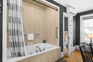 Mayors Chamber Suite Jacuzzi Sauna - Duluth - 8