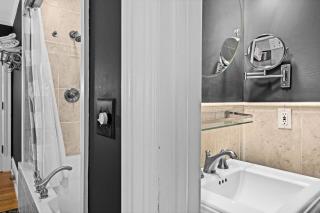 Mayors Chamber Suite Jacuzzi Sauna - Duluth - 6