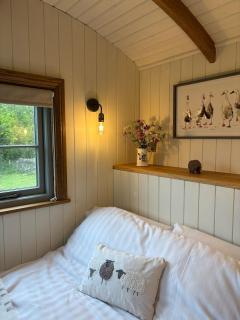 Shepherds Hut - Buxton - 7