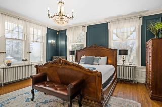 AG Thomson Suite w King Bed Sauna - Duluth - 9