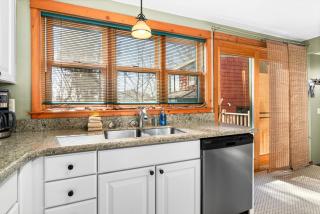 Sea Glass Cottage Near Beach Access Pet Friendly - Duluth - 2
