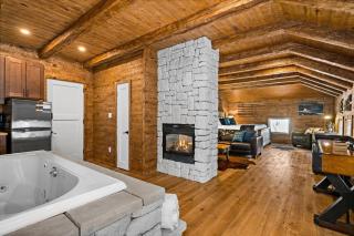 Coachmans Luxury Suite w Jacuzzi Fireplace - Duluth - 5