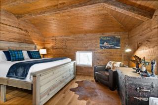 Coachmans Luxury Suite w Jacuzzi Fireplace - Duluth - 4