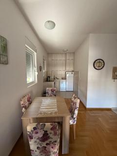 Cozy Apartment with Private Garage - Walk to City Center - 3