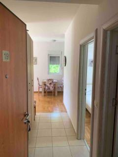 Cozy Apartment with Private Garage - Walk to City Center - 1