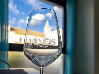 Vinos & Vinilos by Ĥ - Ayamonte - 1
