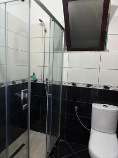 Spacious Triple Room with Balcony - Kamëz - 8