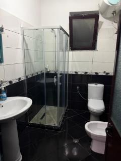Spacious Triple Room with Balcony - Kamëz - 9