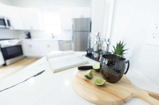 Jennifer's Stylish & Modern Broadway Getaway - Providence - 2