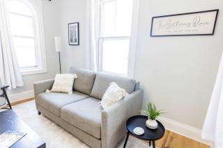 Jennifer's Stylish & Modern Broadway Getaway - Providence - 1