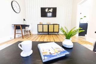 Jennifer's Stylish & Modern Broadway Getaway - Providence - 9