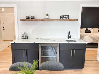 Jennifer's Stylish & Modern Broadway Getaway - 4