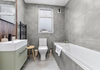 Urban Oasis - Chic 4BR Stay Perfect for Big Groups - Harrow - 5