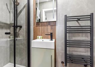 Urban Oasis - Chic 4BR Stay Perfect for Big Groups - Harrow - 1