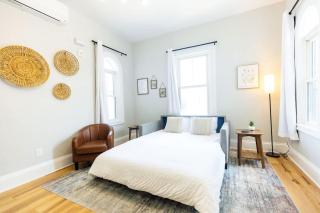 Jennifer's Comfy & Stylish Broadway Escape - Providence - 4