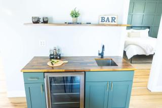 Jennifer's Broadway Cozy Gem w Fireplace King Bed - 2