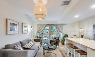 Charming City Getaway with Patio - Chicago - 0