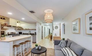 Charming City Getaway with Patio - Chicago - 9