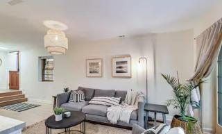 Charming City Getaway with Patio - Chicago - 8
