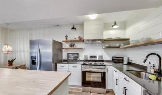 Charming City Getaway with Patio - Chicago - 7