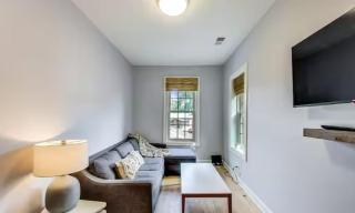 Cozy Coach House with Private Deck - Chicago - 8