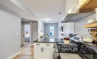Cozy Coach House with Private Deck - Chicago - 7