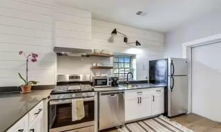 Cozy Coach House with Private Deck - Chicago - 6
