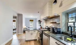 Cozy Coach House with Private Deck - Chicago - 5
