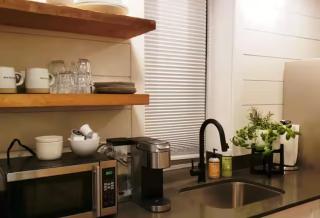 Cozy Coach House with Private Deck - Chicago - 4