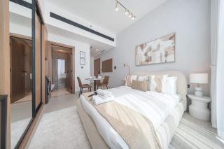 StayShort - Chic Studio in JVC Sleeps 2 with Balcony and Pool - 8