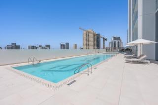 StayShort - Chic Studio in JVC Sleeps 2 with Balcony and Pool - 7