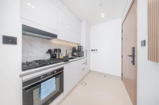 StayShort - Chic Studio in JVC Sleeps 2 with Balcony and Pool - 5