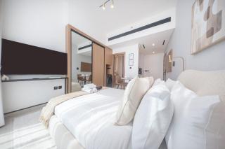 StayShort - Chic Studio in JVC Sleeps 2 with Balcony and Pool - 1