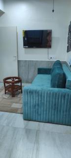 1 BHK Prime location on Linking Road, Khar West, Mumbai - Mumbai - 8